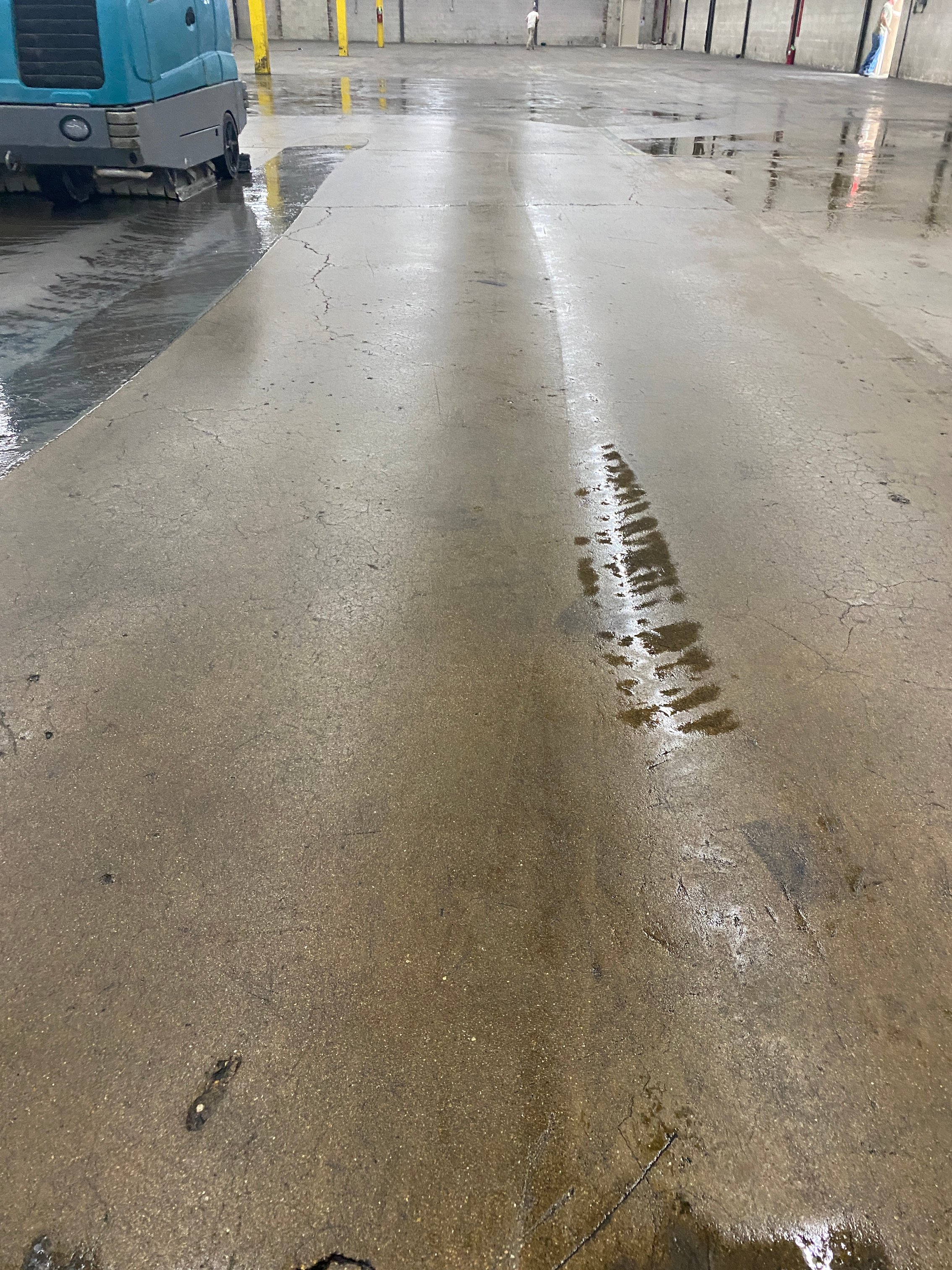 Cleaning floor with machine